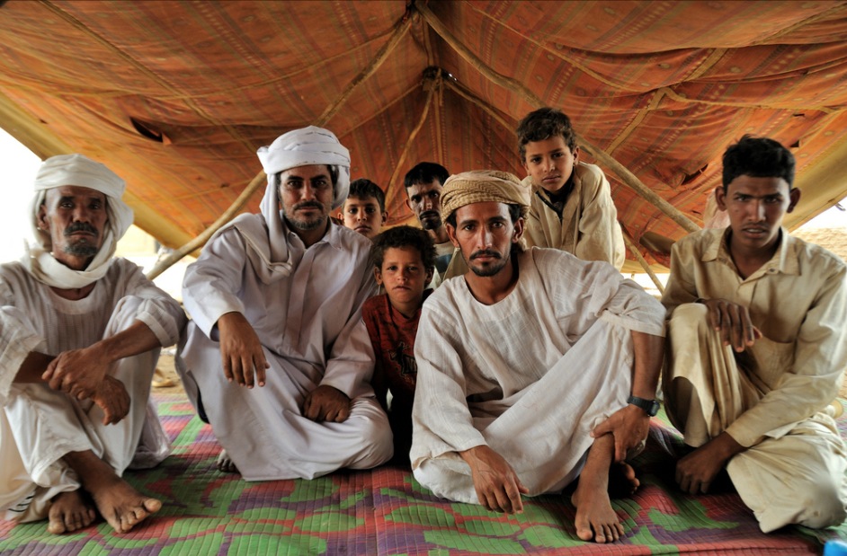 familia de hombres beduinos en tienda
