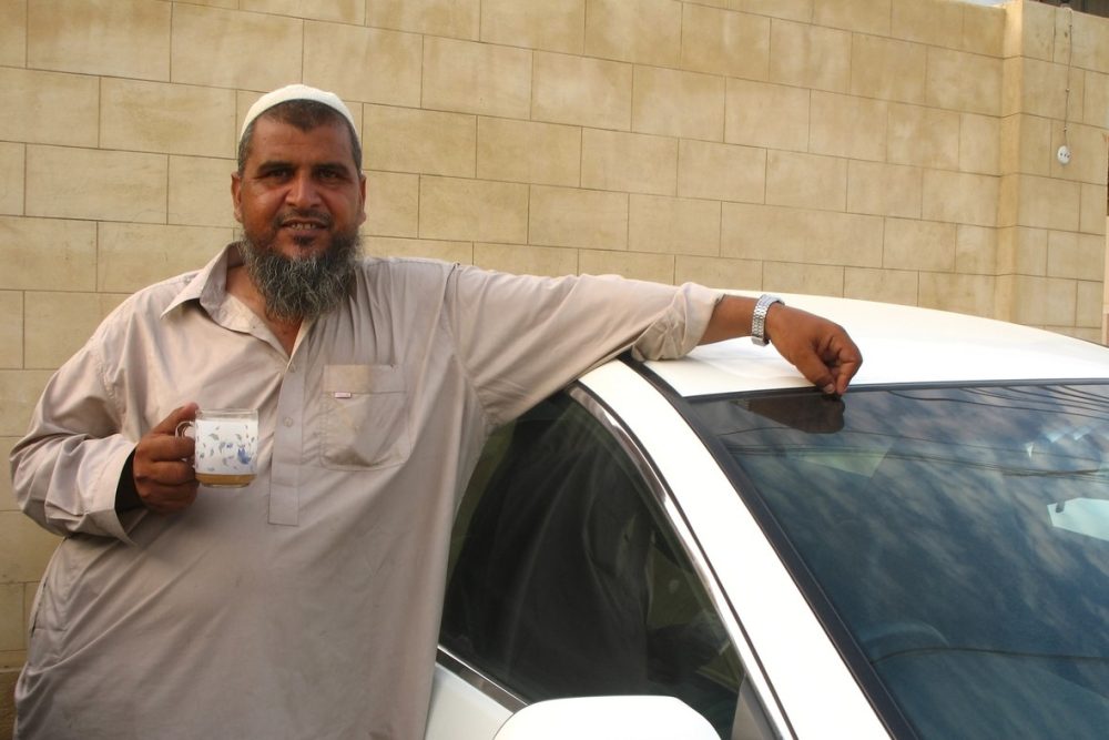 Hombre musulmán con coche